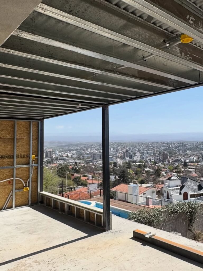 Galería en altura con vista a la ciudad, en obra