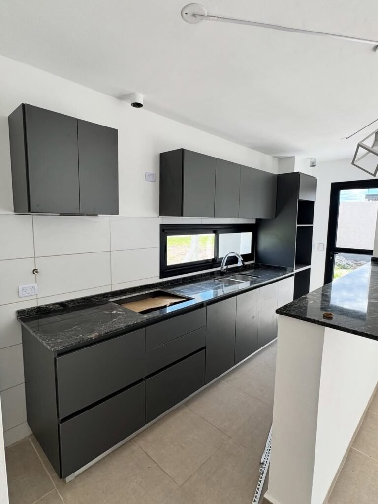 Cocina en tonos grafito con mesada oscura